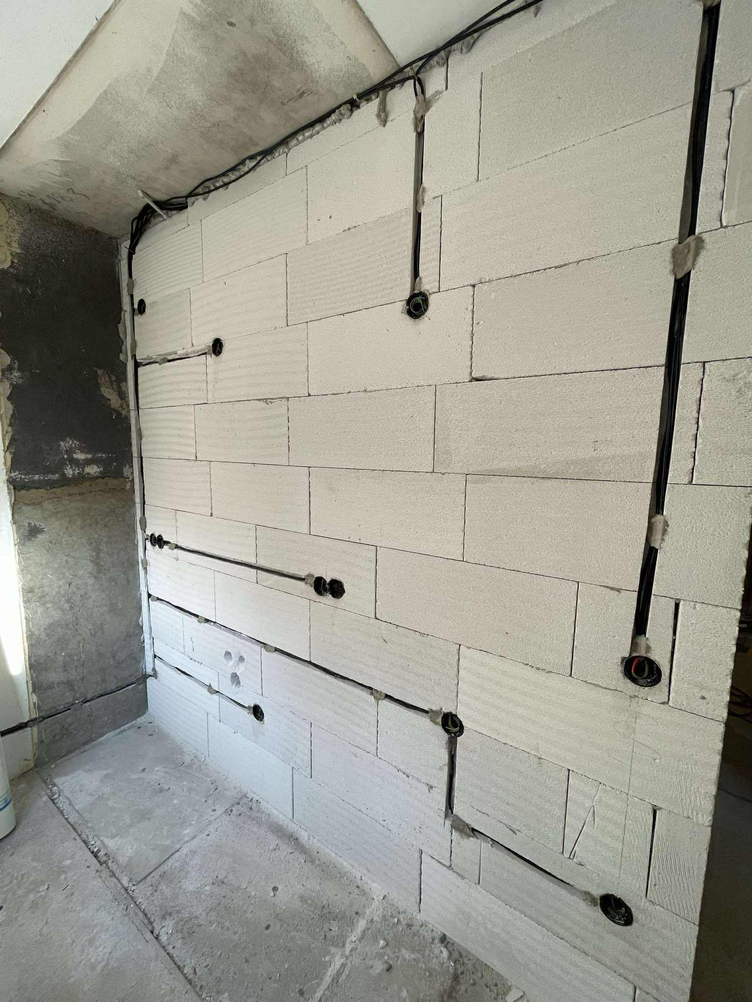 Hrubá elektroinstalace a vyfrézované drážky pro kabely v Ytong zdivu.