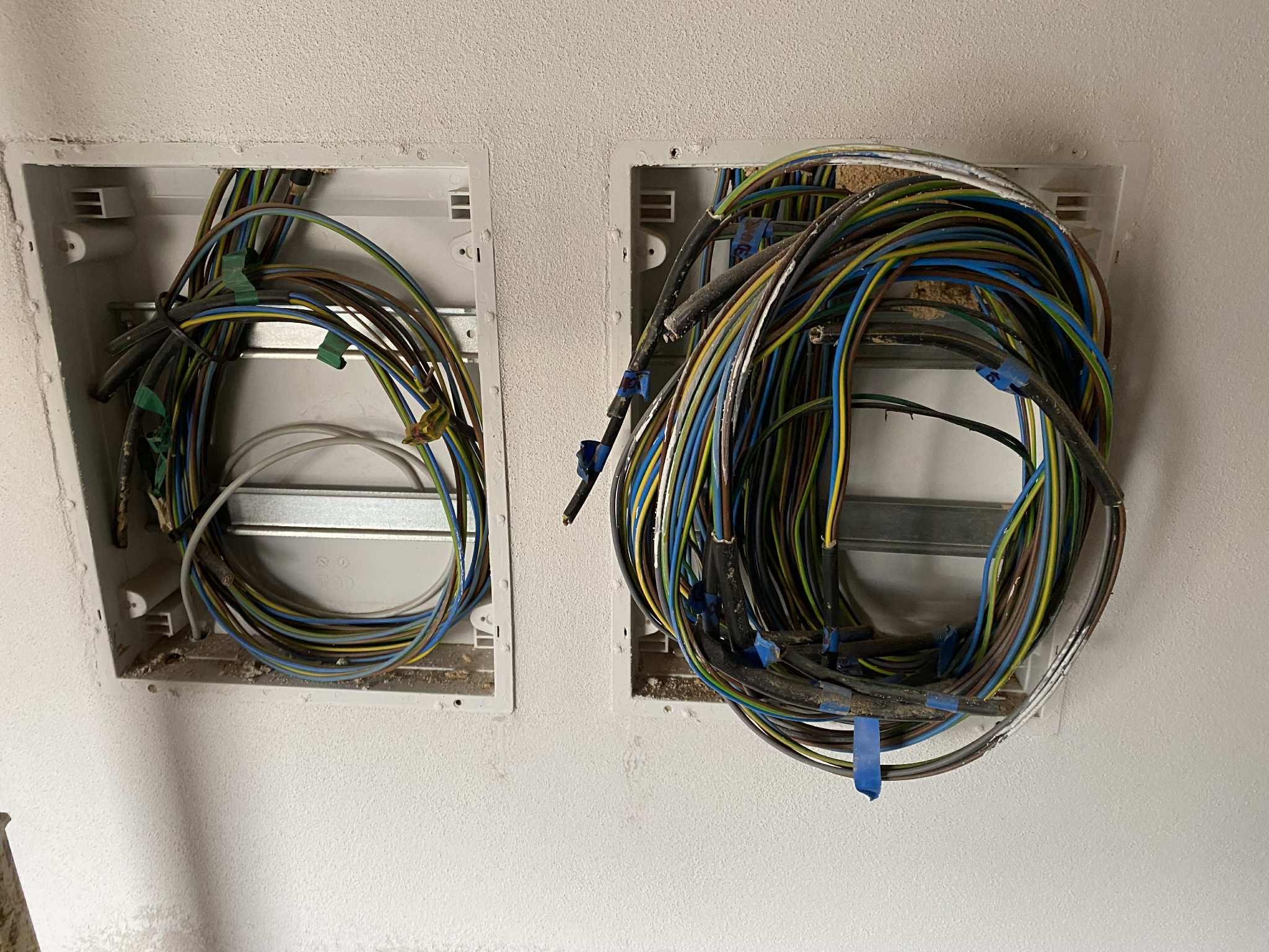 Příprava kabeláže v hlubokých instalačních krabicích ve zdi.