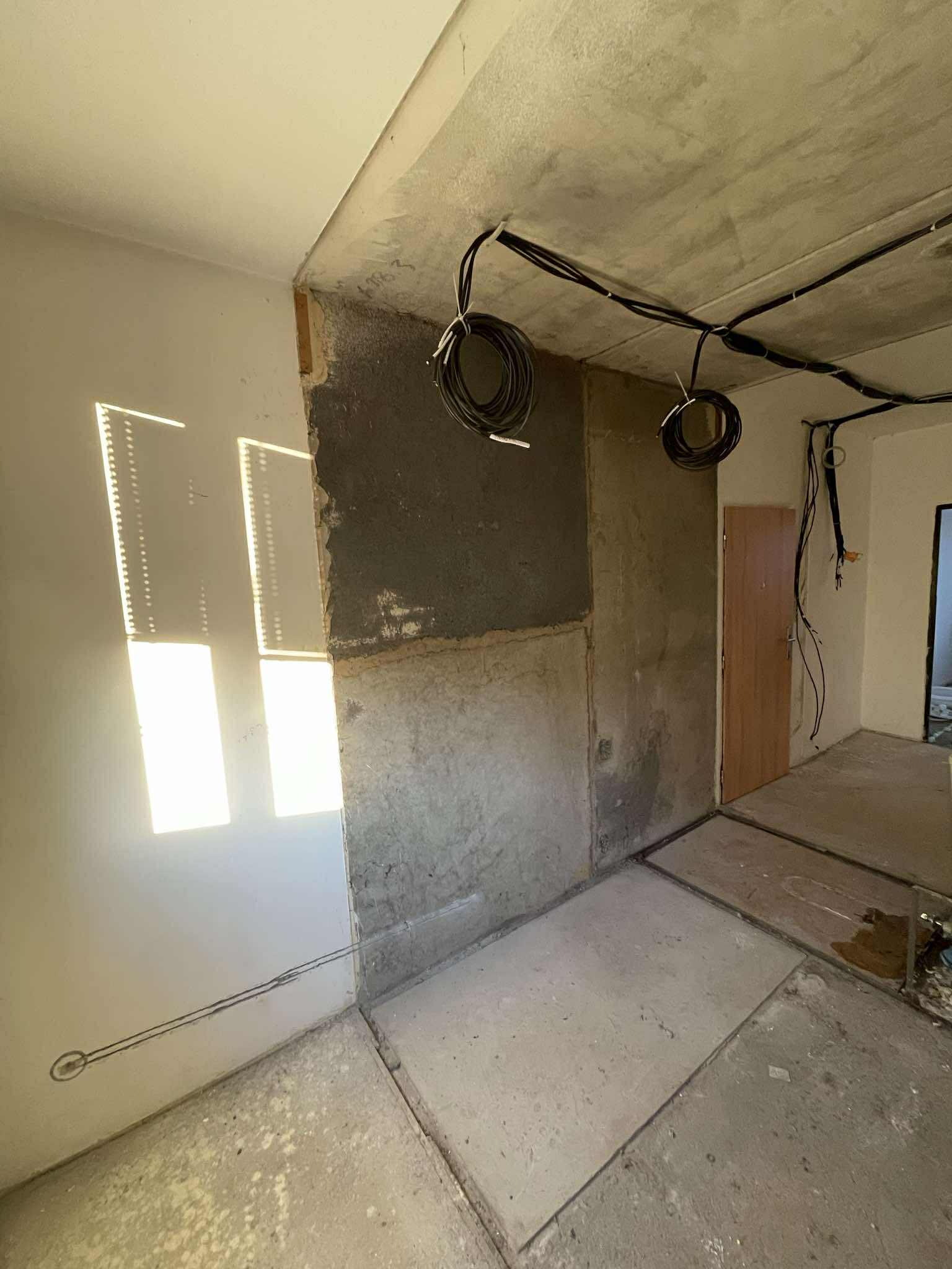 Nové rozvody elektřiny během kompletní rekonstrukce bytu.