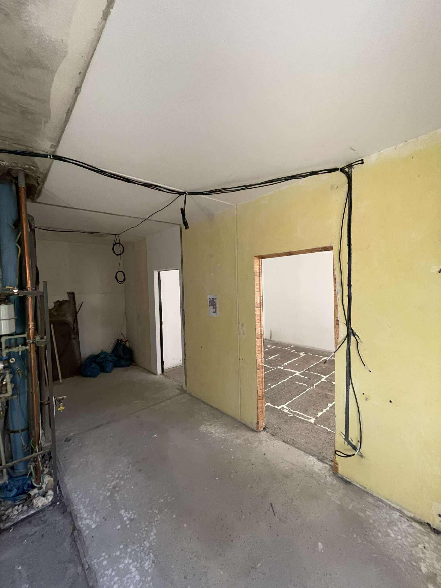 Nové elektrické rozvody v chodbě během kompletní rekonstrukce.
