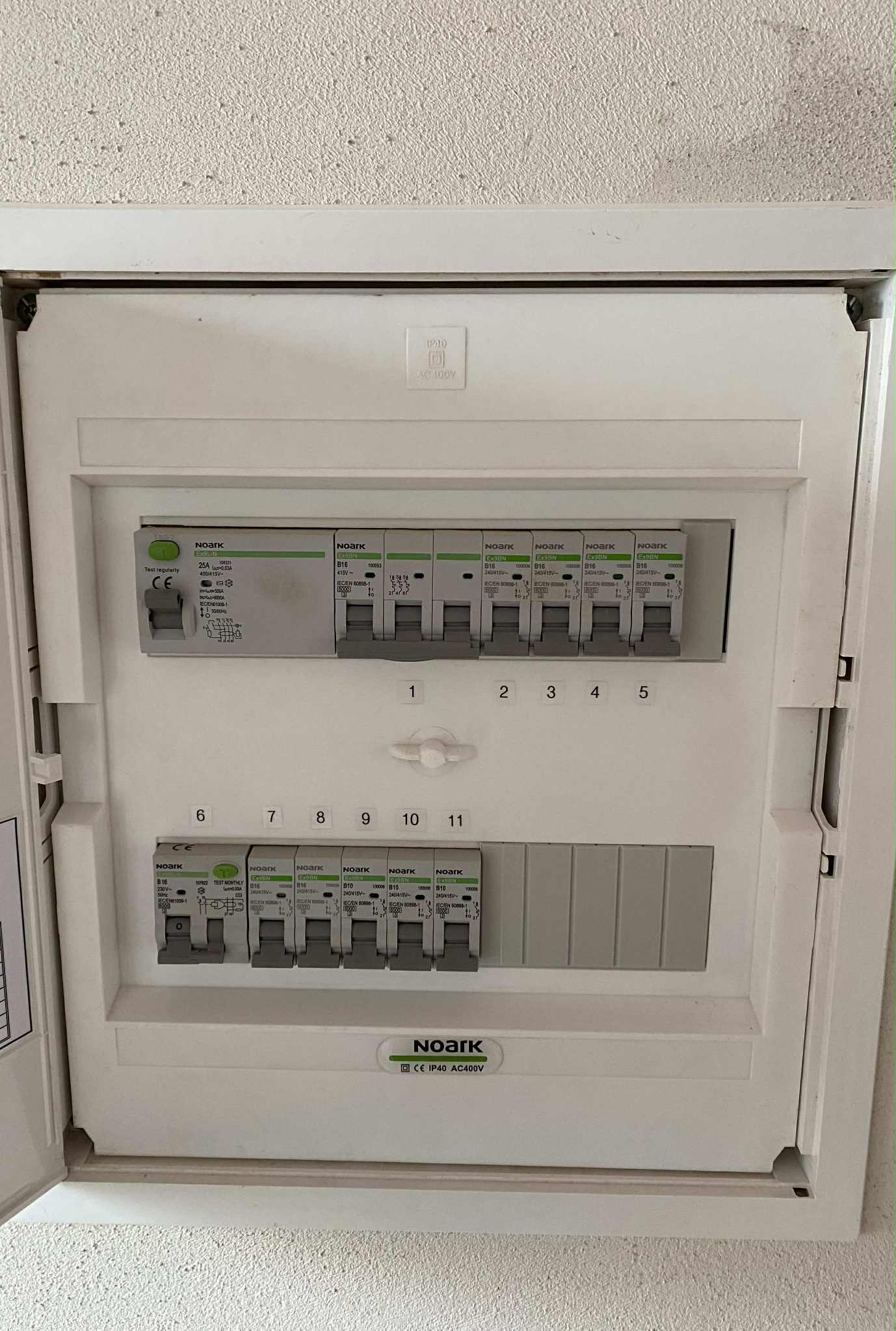 Finální podoba hotového a uzavřeného rozvaděče značky Noark.