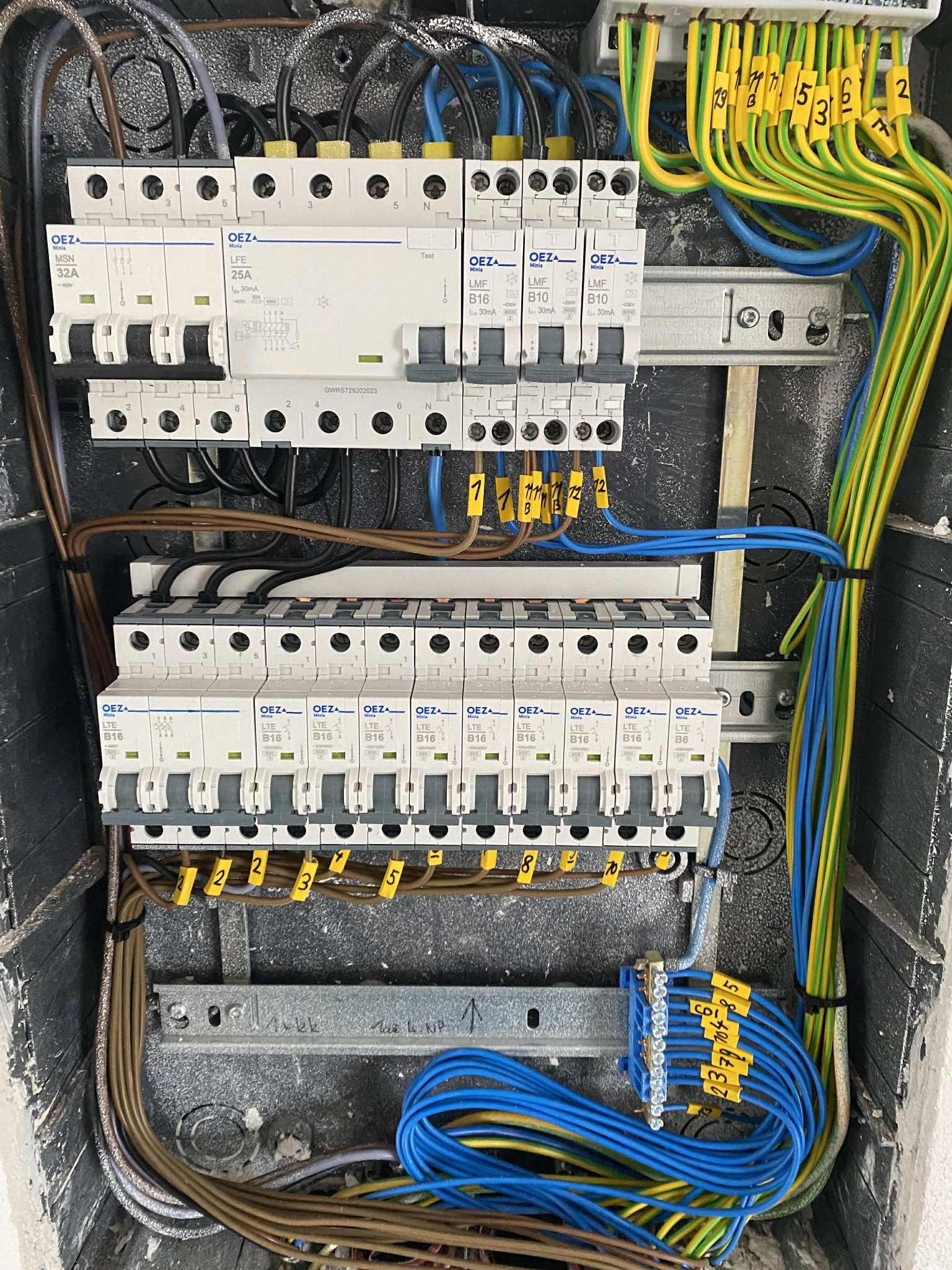 Detailní a čisté zapojení nového jističového rozvaděče OEZ.